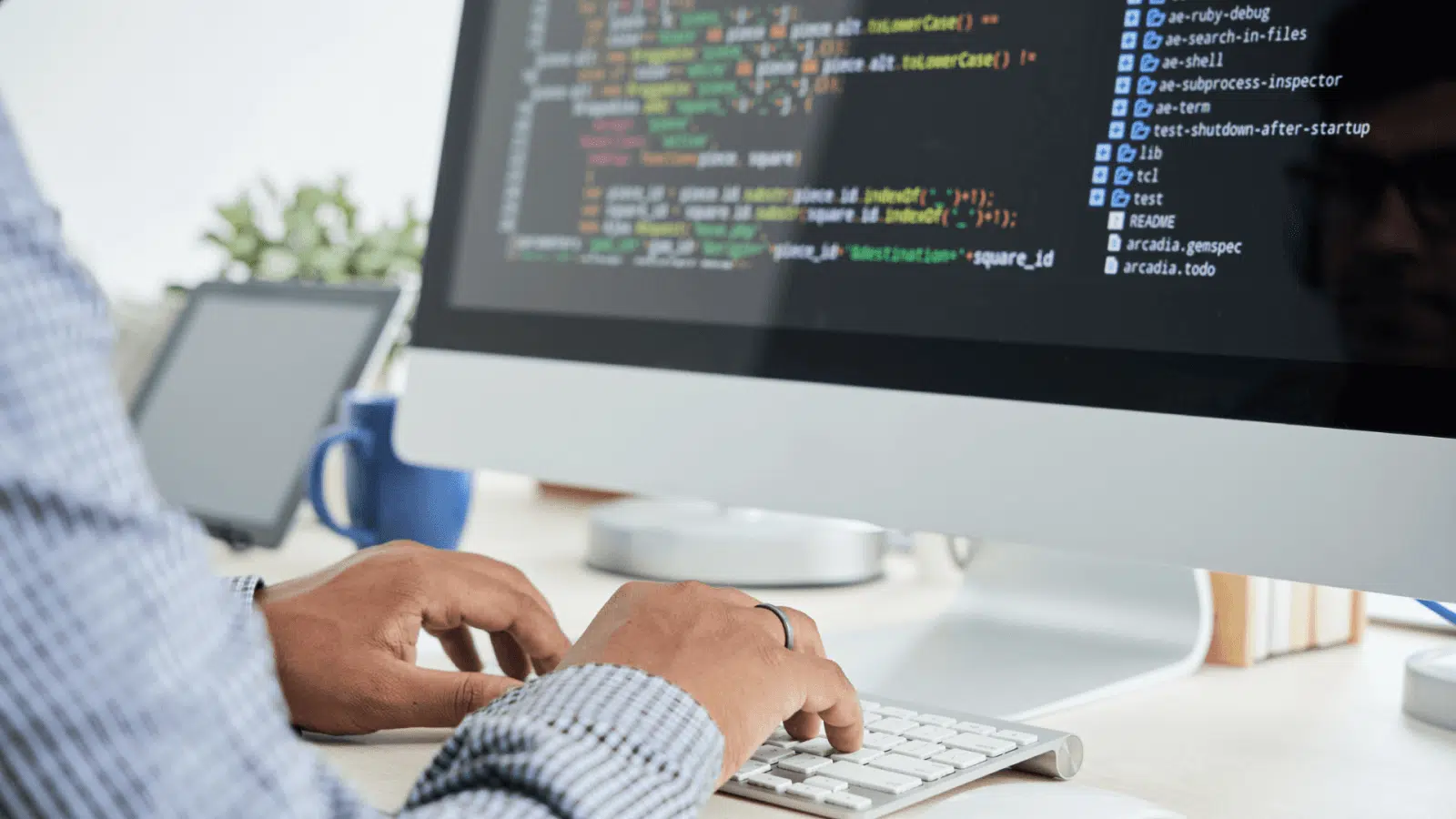 outstaffing vs outsourcing